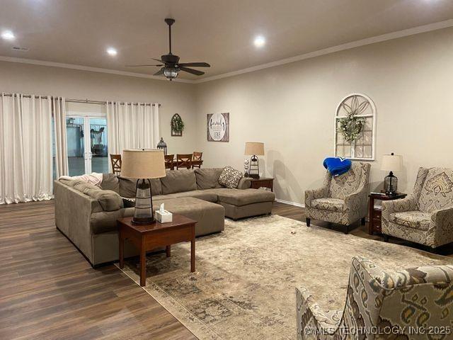 living room with ceiling fan, ornamental molding, dark wood-style flooring, and recessed lighting
