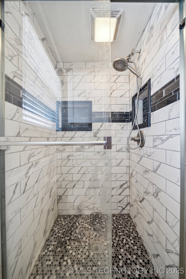 full bathroom featuring tiled shower