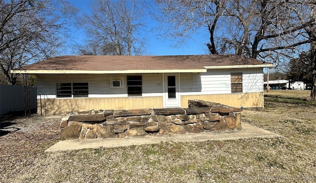 view of front of property featuring fence