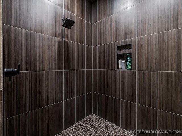 bathroom featuring a tile shower