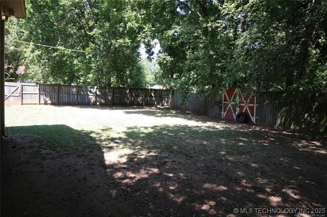 view of yard featuring a fenced backyard