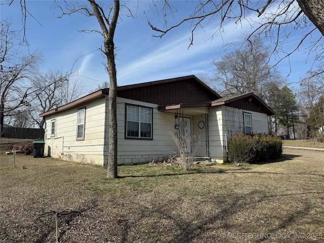 view of front of property with a front yard