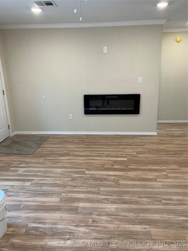 details featuring ornamental molding, wood finished floors, visible vents, and baseboards