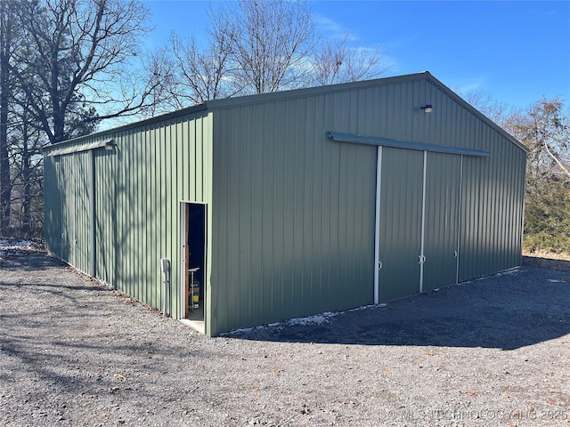 view of outdoor structure featuring an outbuilding