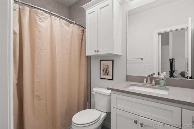 bathroom featuring a shower with curtain, vanity, and toilet