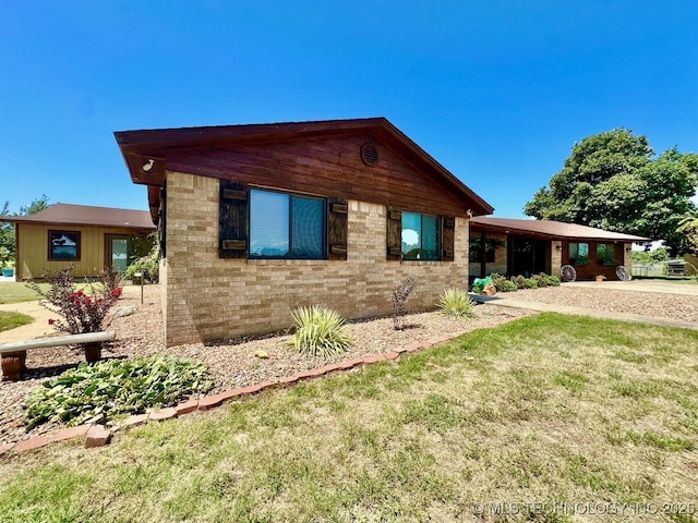 view of front of house with brick siding and a front yard