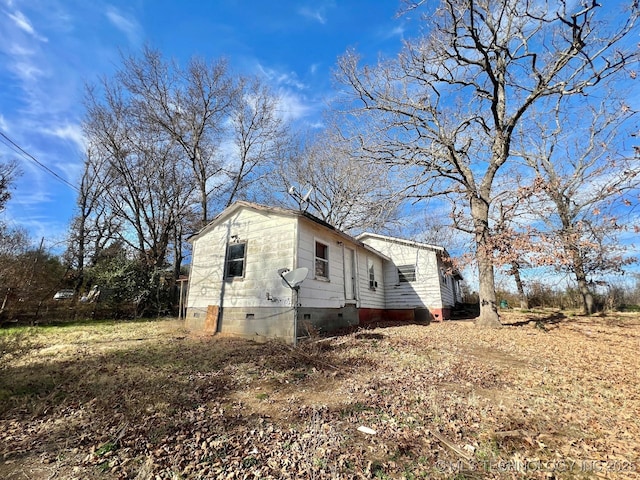 view of home's exterior with crawl space