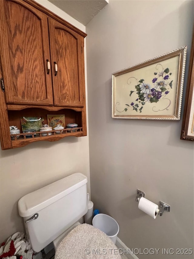 bathroom with baseboards