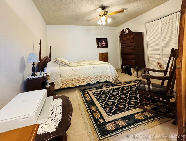 bedroom featuring a ceiling fan, carpet floors, a textured ceiling, and a closet