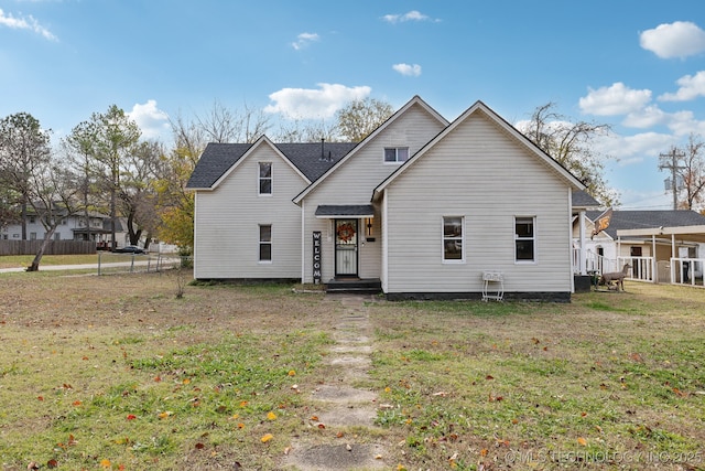 view of front facade featuring fence and a front lawn