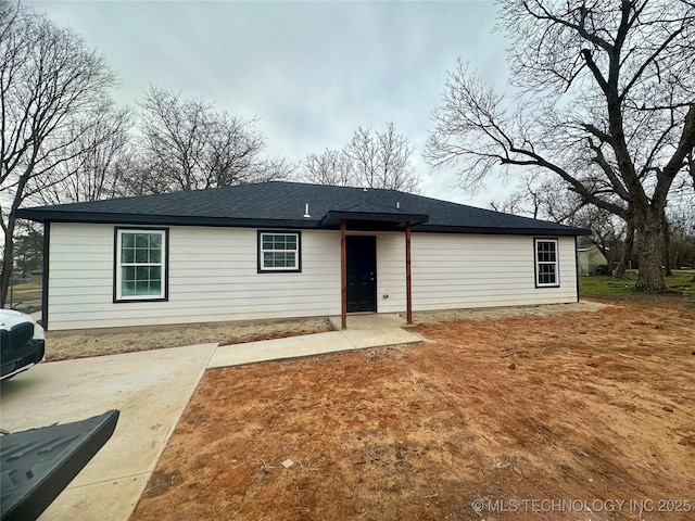 single story home featuring a front lawn