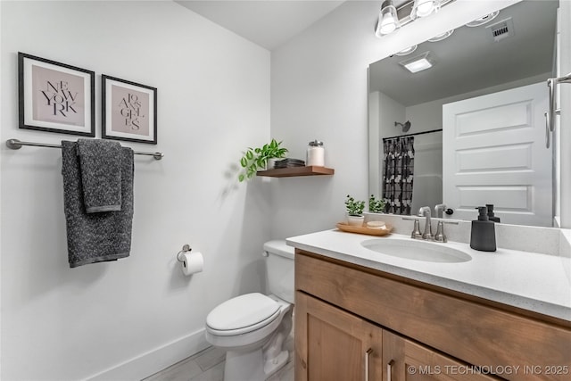 full bathroom with curtained shower, visible vents, toilet, vanity, and baseboards