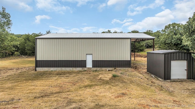 view of pole building featuring a yard