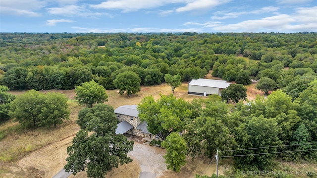 birds eye view of property featuring a forest view