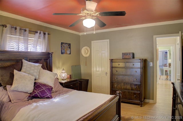 bedroom featuring crown molding, light wood-style flooring, and ceiling fan