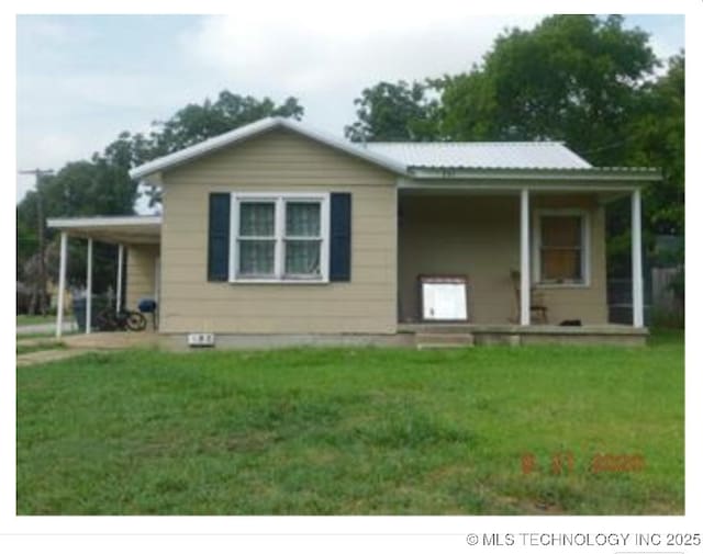 view of front of home with an attached carport and a front yard