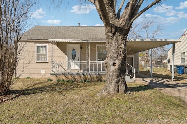 view of front of home featuring a shingled roof, a porch, a front yard, a carport, and driveway