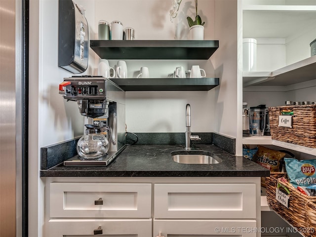 18420 E Persimmon Ln, Owasso, OK 74055 - view of indoor wet bar
