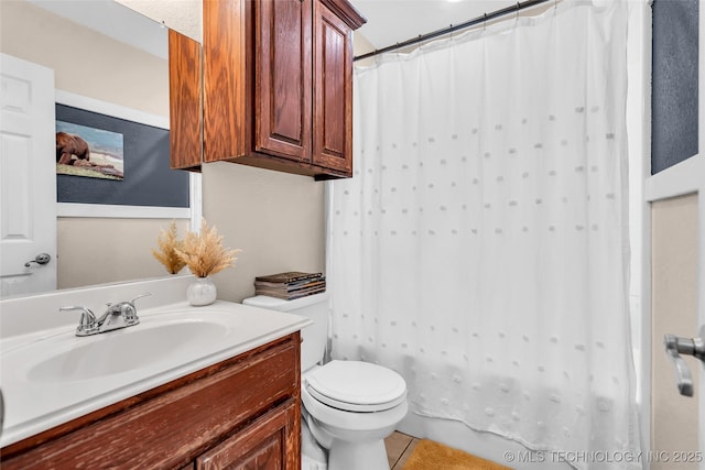 full bathroom featuring toilet, a shower with shower curtain, and vanity