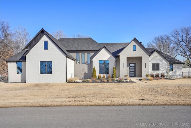 view of front of property featuring a front yard