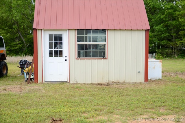 view of outdoor structure with an outbuilding