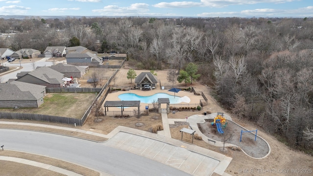 birds eye view of property featuring a forest view