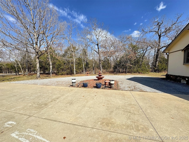 view of yard featuring driveway