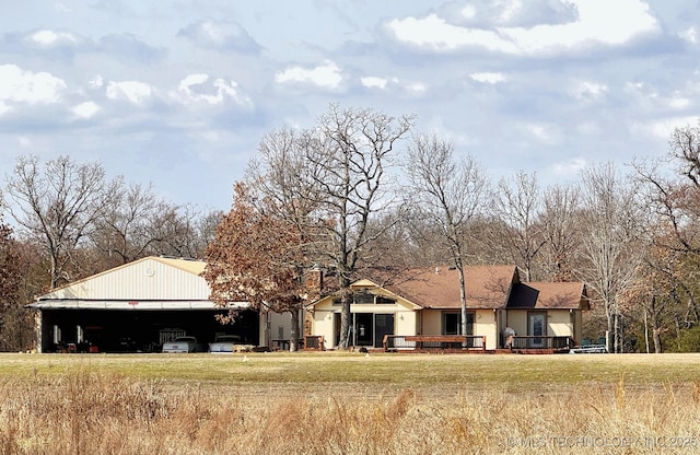 view of front of property with a front lawn