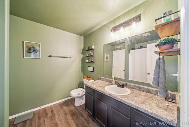 full bathroom with baseboards, toilet, wood finished floors, curtained shower, and vanity