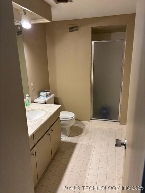 full bath featuring toilet, vanity, a shower stall, and visible vents