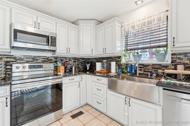 kitchen with stainless steel appliances, visible vents, a sink, and tasteful backsplash