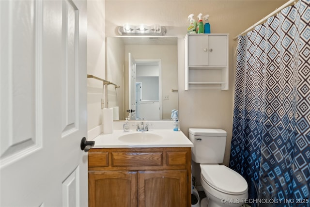 full bath featuring vanity, toilet, and a shower with curtain