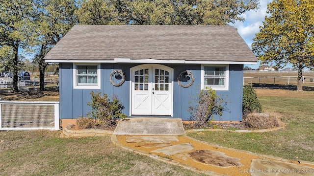 view of outdoor structure featuring an outbuilding and fence