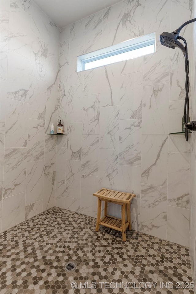 bathroom featuring a tile shower