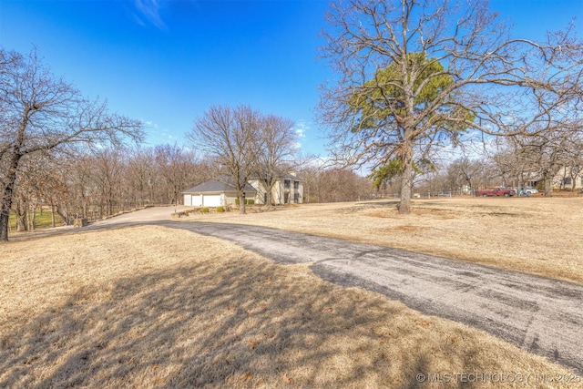 view of front of house with driveway