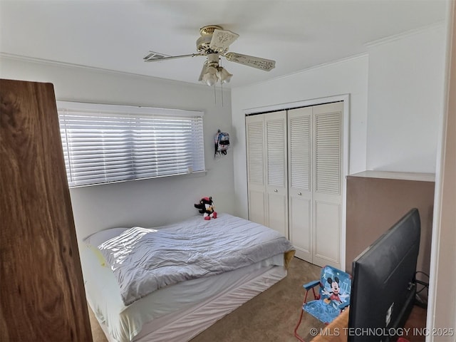 bedroom with crown molding, carpet, a closet, and ceiling fan