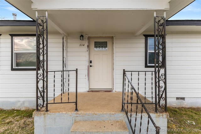 entrance to property featuring crawl space