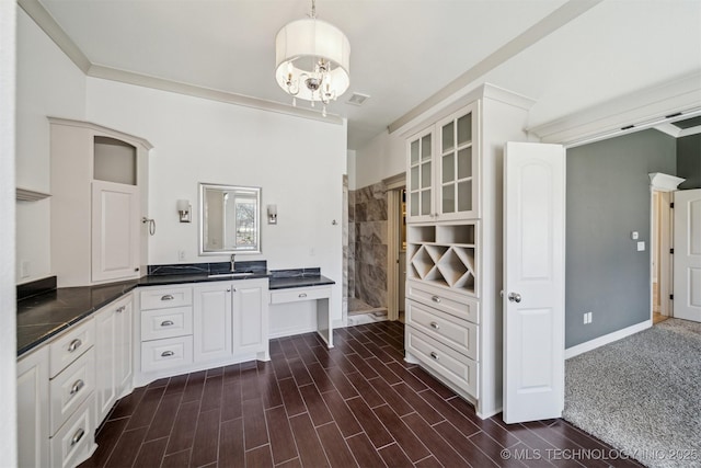 full bath with baseboards, an inviting chandelier, a tile shower, and wood tiled floor