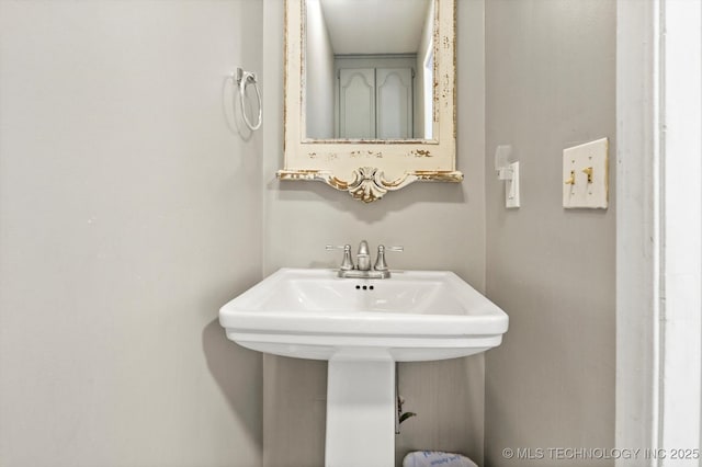 bathroom featuring a sink