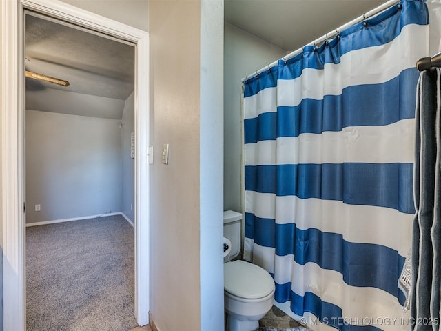 full bath with a shower with shower curtain, baseboards, and toilet