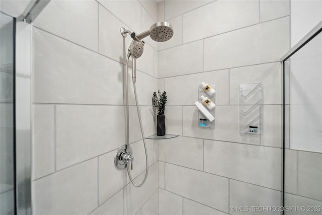 details featuring tiled shower