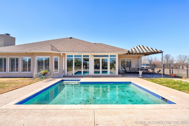 view of swimming pool featuring outdoor lounge area, a patio area, fence, and a fenced in pool