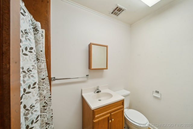 bathroom with curtained shower, toilet, vanity, visible vents, and ornamental molding