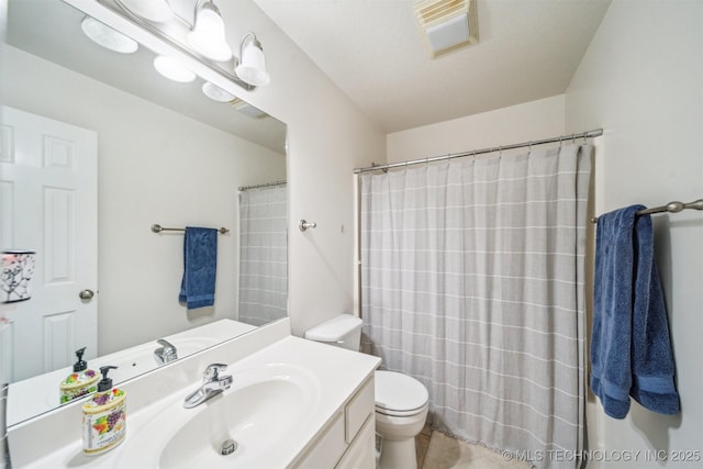 full bath with curtained shower, visible vents, vanity, and toilet