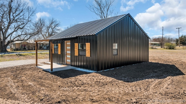 view of outdoor structure featuring an outdoor structure