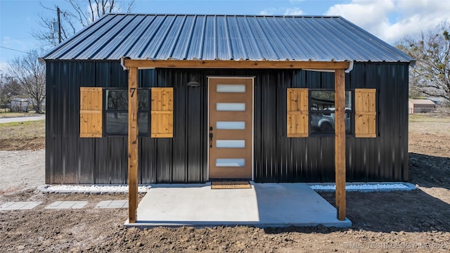 view of outdoor structure with an outbuilding