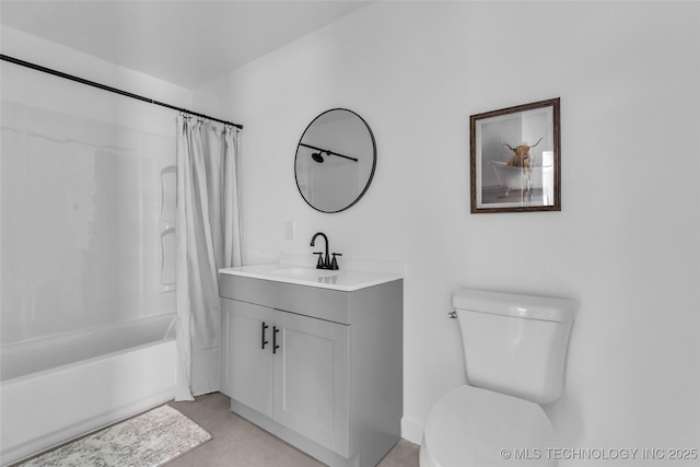 full bath with shower / bath combo with shower curtain, vanity, and toilet