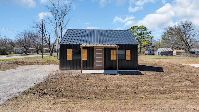 view of outdoor structure featuring an outbuilding