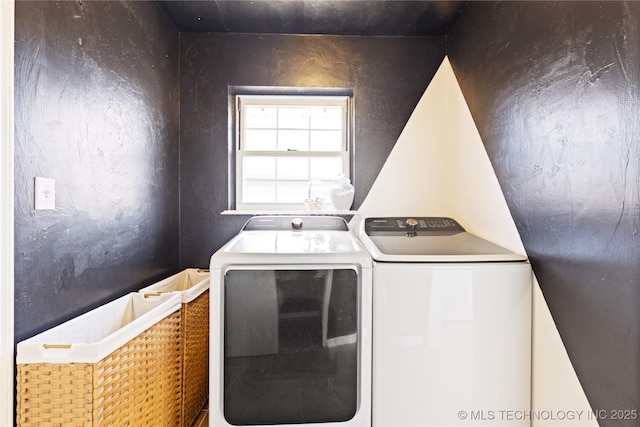 washroom with laundry area and washing machine and dryer