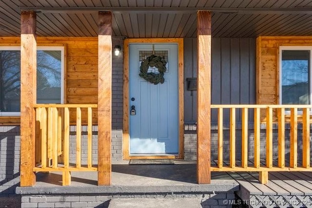 entrance to property featuring a porch